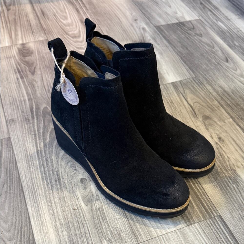 NWT Sofft Black Suede Wedge Ankle minimal modern toe distress Boots 9